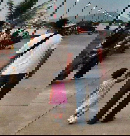 ayah menggandeng anak perempuan 1