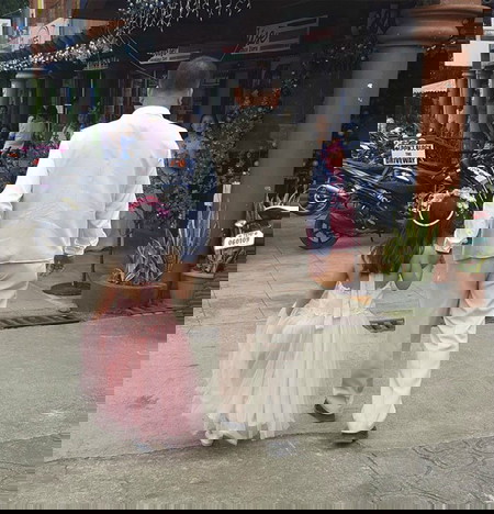 ayah menggandeng anak perempuan 11