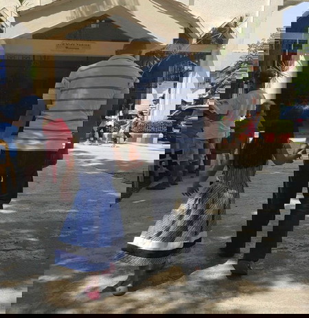 ayah menggandeng anak perempuan 12