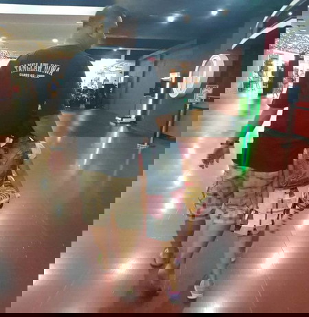 ayah menggandeng anak perempuan 13