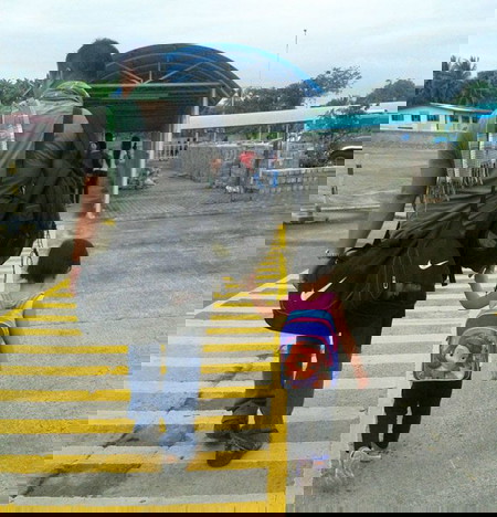 ayah menggandeng anak perempuan 2