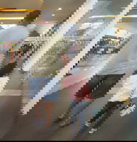 ayah menggandeng anak perempuan 3