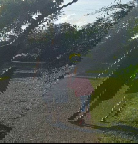 ayah menggandeng anak perempuan 4