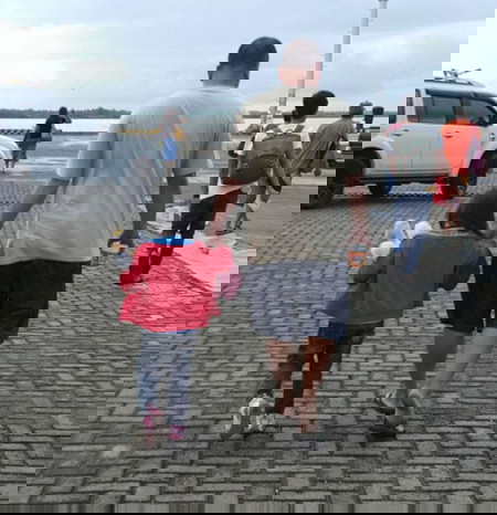 ayah menggandeng anak perempuan 5