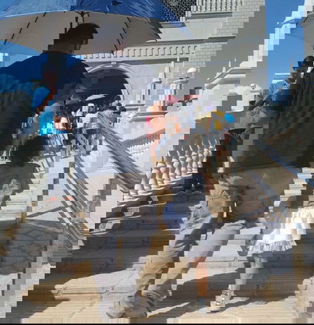 ayah menggandeng anak perempuan 6