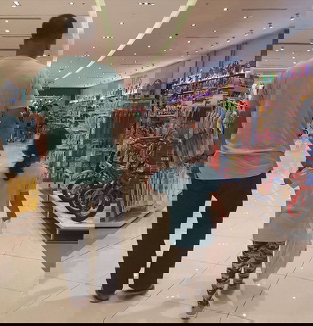 ayah menggandeng anak perempuan 9