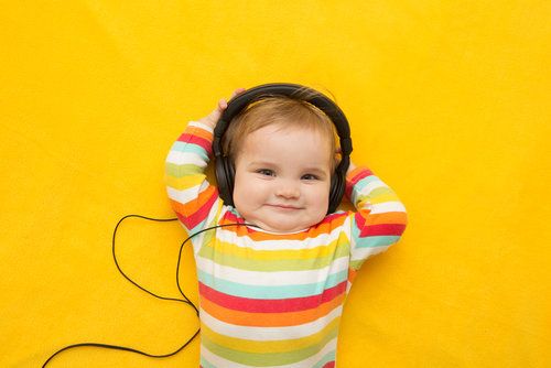 Ingin bayi tumbuh cerdas? Putarlah pilihan musik ini untuk Si Kecil!