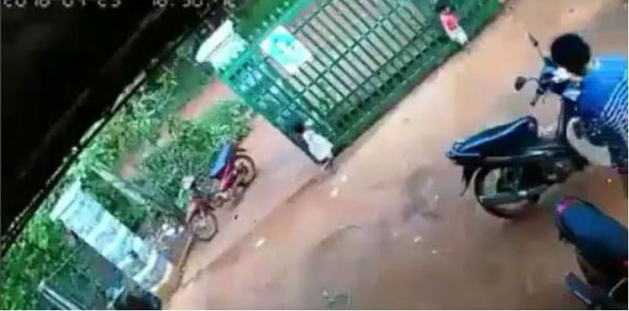 [Video] Dua bocah tertimpa pagar besi saat asyik bermain, peringatan buat Parents!
