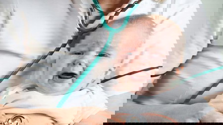 bayi makan sushi nasi