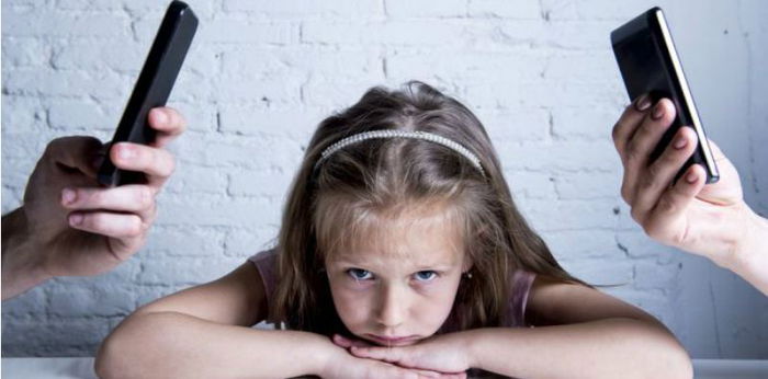 "Aku benci HP ibu!" Curhatan anak yang terabaikan karena orangtua sibuk main ponsel