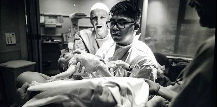 Menakjubkan! Kumpulan foto suami membantu istri melahirkan dengan berani