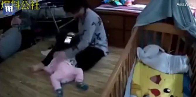 Duh! Seorang pengasuh memukul bayi 8 bulan saat asik main telepon genggam