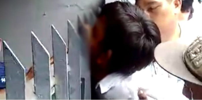 Ngilu! Terpeleset saat ingin ambil bola, dagu bocah ini tertancap pagar besi