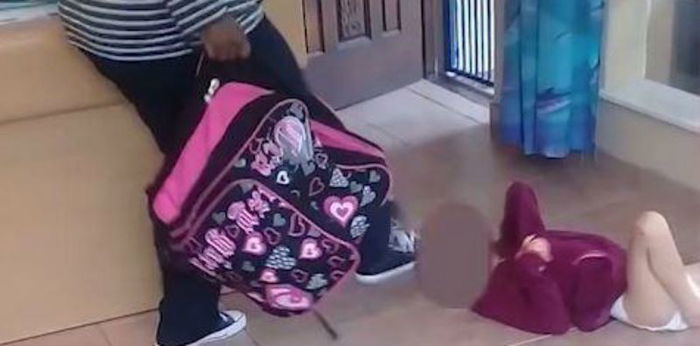 Tega! Karena BAB di popok, anak disabilitas ini ditendang pengasuhnya