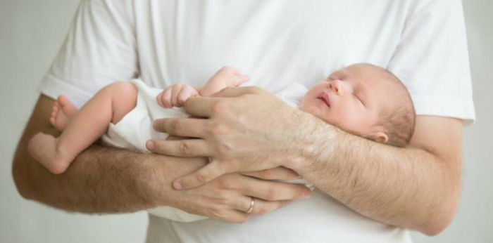 Pria Panik Saat Menggendong Bayi Baru Lahir, Benarkah Tanda Ayah Hebat?