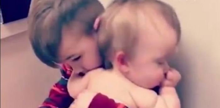 [Video] Momen manis ketika sang kakak melindungi adiknya, bikin baper!