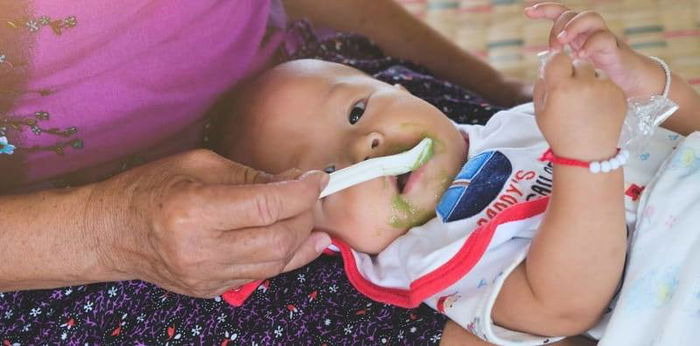 Ayah suapi bayi 2 bulan pisang karena, "Kata ibu saya tidak apa-apa"