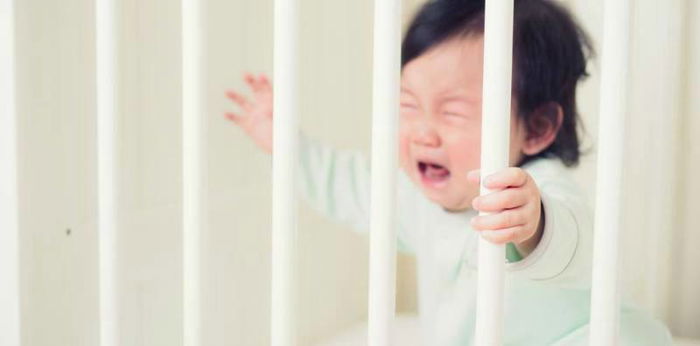 Membiarkan bayi menangis hingga tertidur, tepatkah metode ini untuk anak?