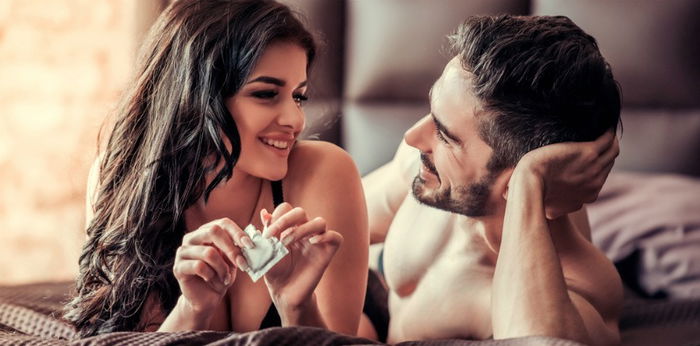 Wajib tahu! Ini 4 keuntungan memakai kondom saat bercinta