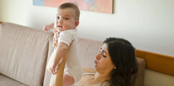 Tutupi bau menyengat BAB bayi Anda dengan 5 cara ampuh ini