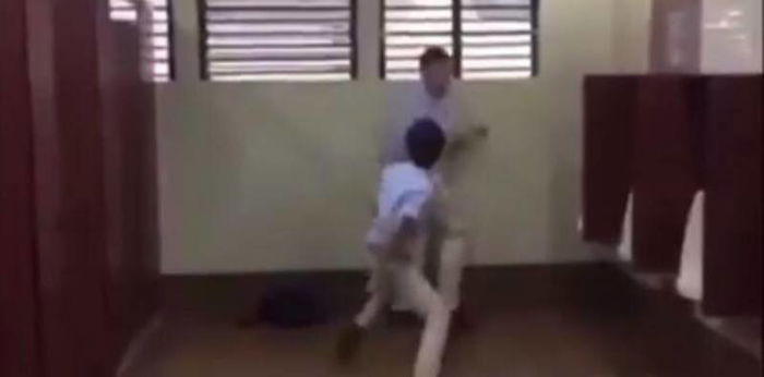 "Pilih mana, berlutut atau dipukul?" Kronologi Anak Dibully di Toilet Sekolah