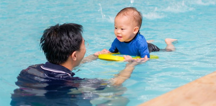 8 Manfaat Bayi Berenang dan Tips Memilih Kolam Renang yang Tepat