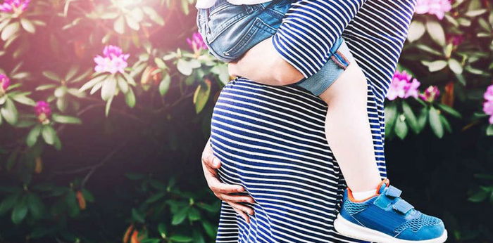 Bunda sedang hamil tapi si Kakak minta gendong? Waspadai bahayanya