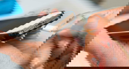 Pakai headset sambil ngecas, seorang anak tewas kesetrum