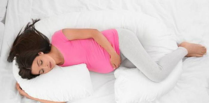 Posisi tidur ibu hamil 8 bulan yang baik dan tepat, begini caranya!