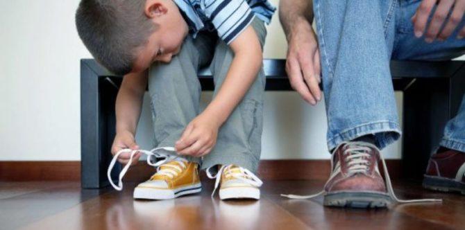 Bingung mengajari anak mengikat tali sepatu? Coba trik mudah ini