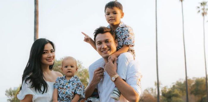 Titi Kamal dan keluarga liburan tanpa didampingi baby sitter