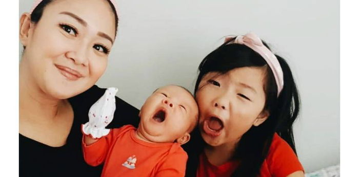 Tips naik pesawat bersama bayi 2 bulan ala Cici Panda