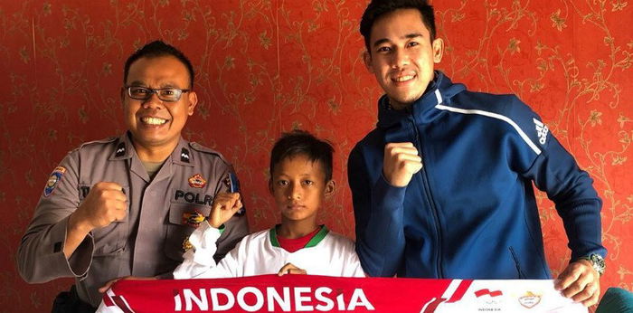 Mengharukan! Korban tsunami selamat menangis di pelukan polisi