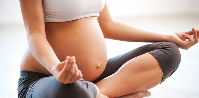 Agar persalinan lancar, lakukan 5 pose yoga aman saat hamil berikut ini