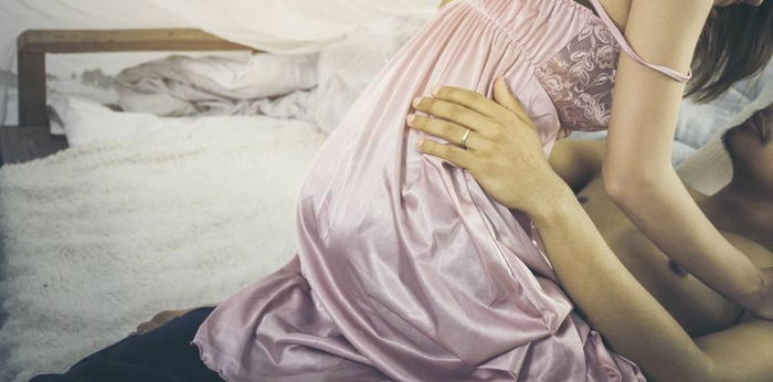 Hamil muda, ini 5 posisi berhubungan intim yang aman dilakukan bumil