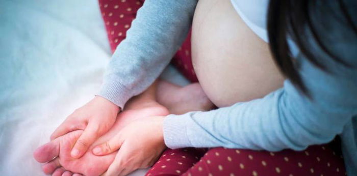 Sakit tumit saat hamil, ini penyebab dan cara mengatasinya!