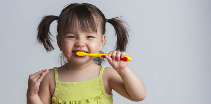 Jangan sampai salah, ini cara memilih sikat gigi anak sesuai dengan usianya