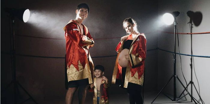 Unik! Putri Titian bikin sesi foto kehamilan bertema tinju