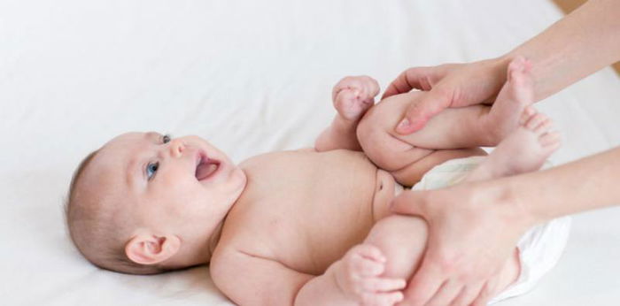 Perlukan Bayi Dipijat? Ini Fakta dan Panduan Memijat Bayi
