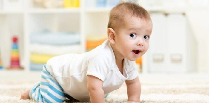 Umur berapa bayi bisa merangkak? Berikut jawaban para ahli