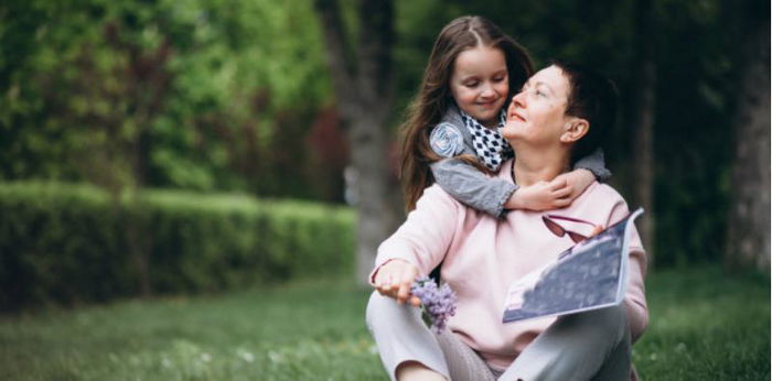 Benarkah anak yang diasuh nenek punya dampak psikologis? Ini 5 faktanya!