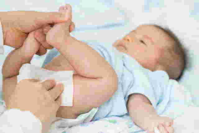 11 Causes of Yellow Loose Baby Poop, Normal or Not?