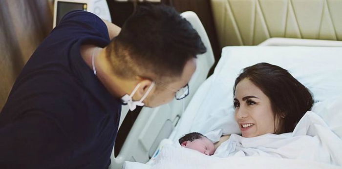 Kumpulan foto Momo Geisha bersama buah hatinya, penuh momen haru!