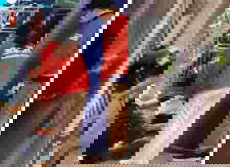 suami mendorong istri