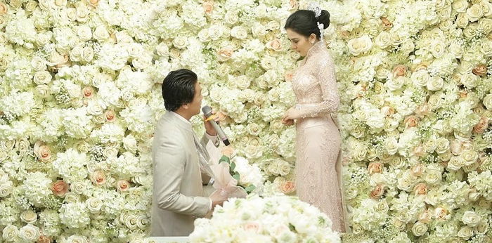 Ternyata begini cara Syahrini dilamar Reino Barack, simak 4 faktanya!