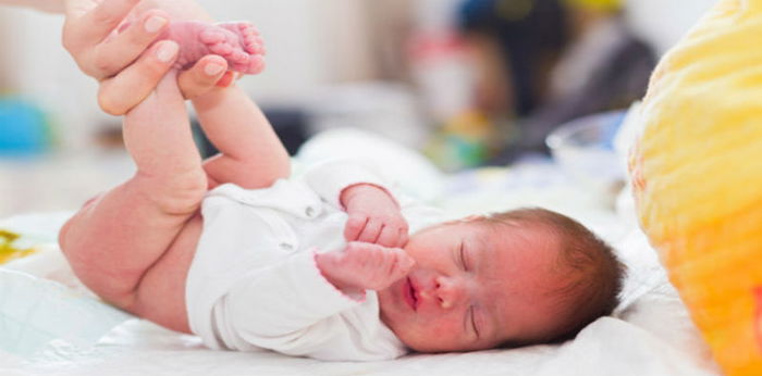 Warna Feses Bayi Kuning Pucat, Normal atau Berbahaya?