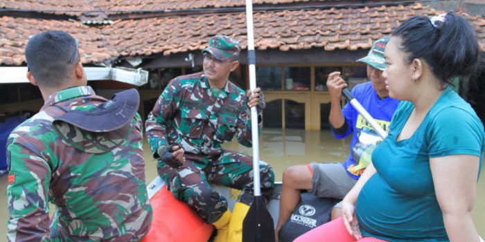 Bandung diterjang banjir, proses evakuasi ibu hamil 8 bulan ini sangat dramatis