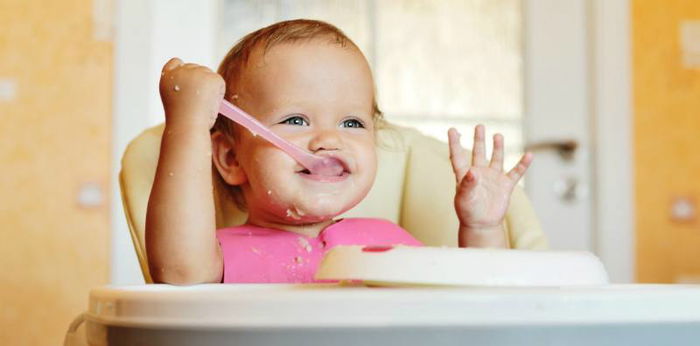 Panduan memberikan makanan bayi sesuai usia, jangan sampai salah!