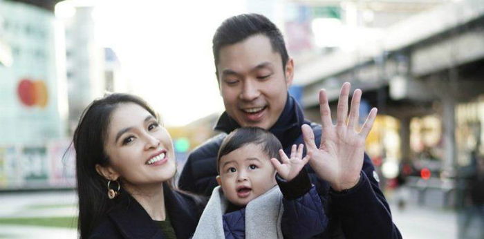 Hamil 6 bulan, bentuk tubuh Sandra Dewi bikin heboh netizen