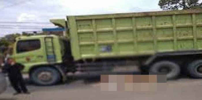 Dibawa naik motor, Balita ini jatuh dan terlindas truk